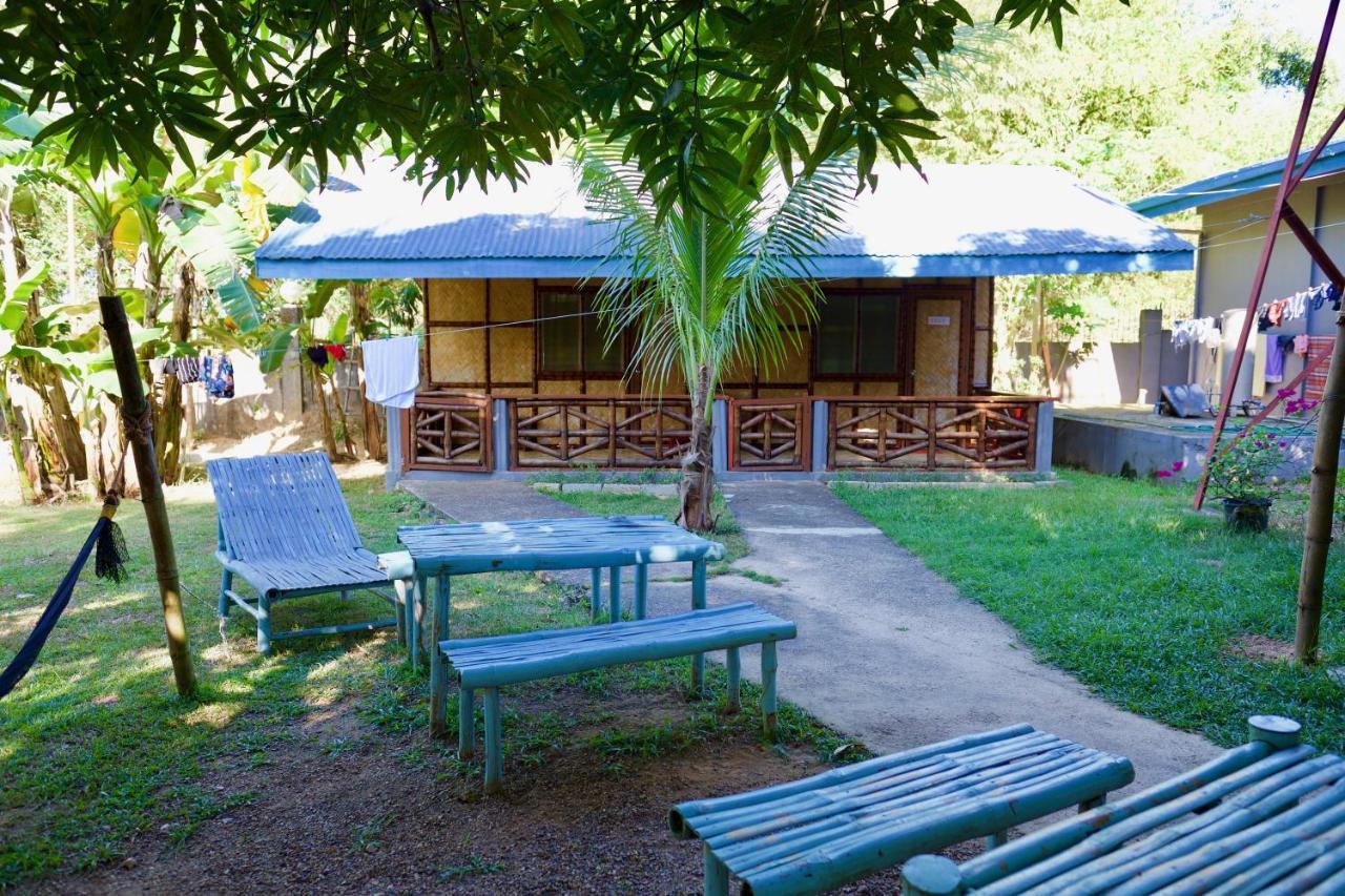 Fat Monkey Hostel Coron Extérieur photo