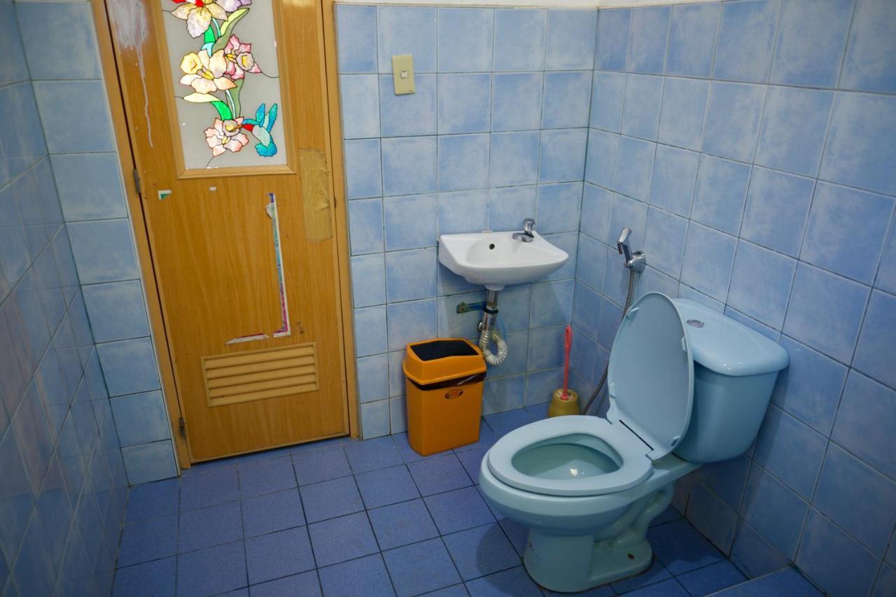 Fat Monkey Hostel Coron Extérieur photo