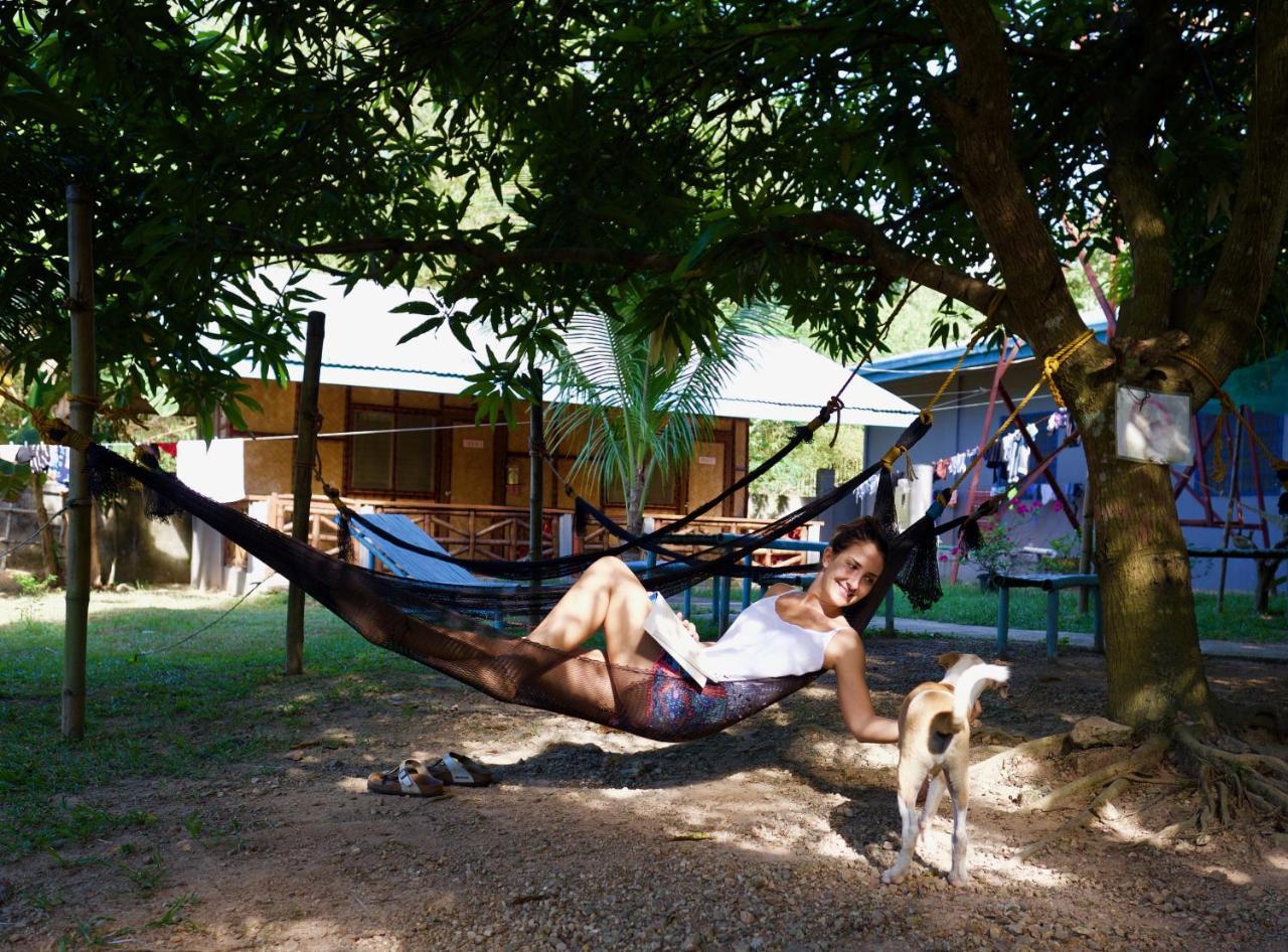 Fat Monkey Hostel Coron Extérieur photo
